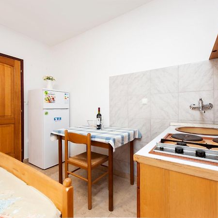 Luna Tsuki Two Aparthotel Ровин Екстериор снимка