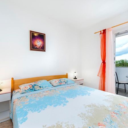 Luna Tsuki Two Aparthotel Ровин Екстериор снимка