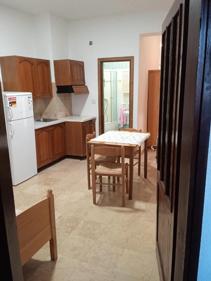 Luna Tsuki Two Aparthotel Ровин Екстериор снимка