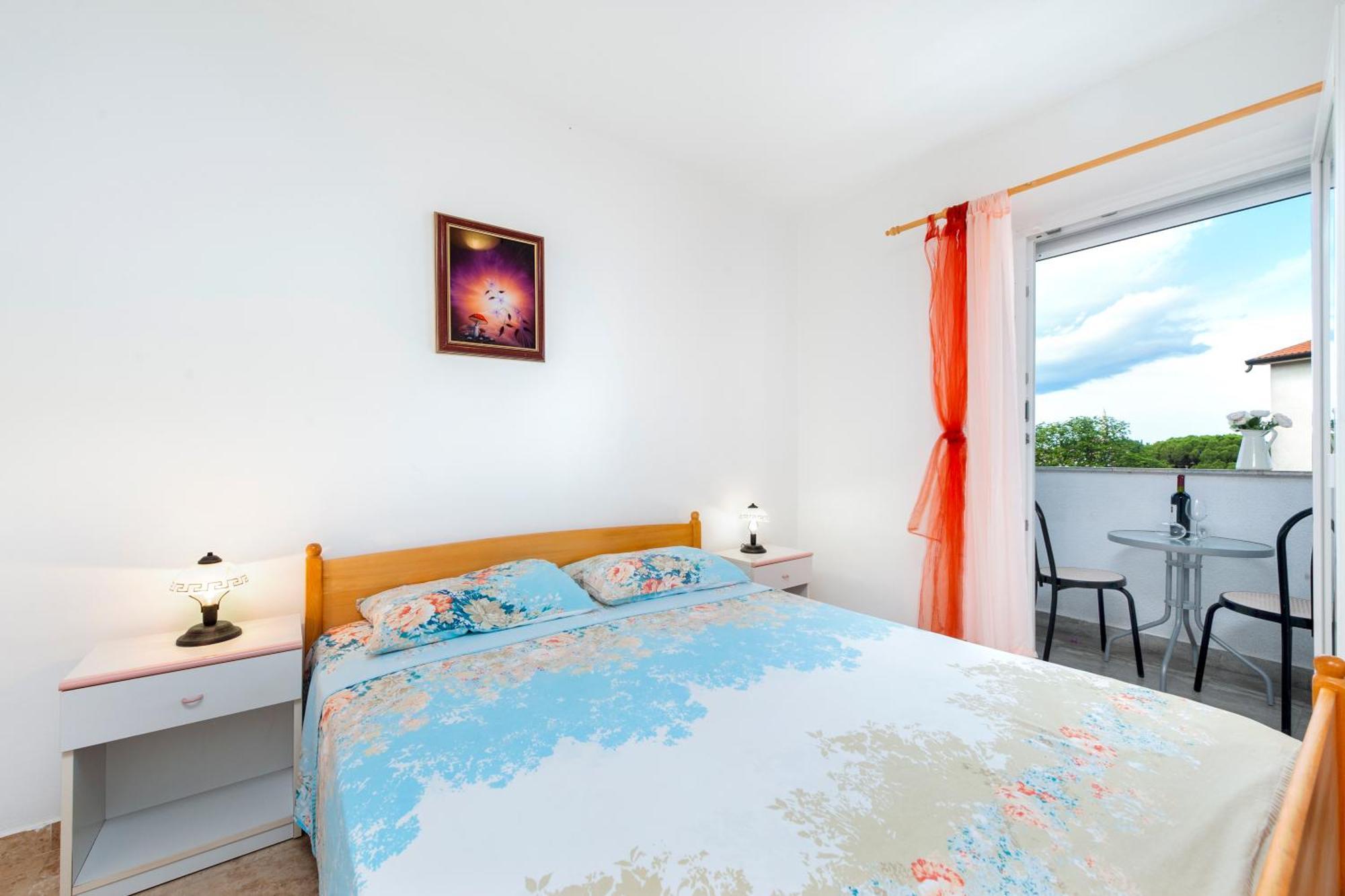 Luna Tsuki Two Aparthotel Ровин Екстериор снимка